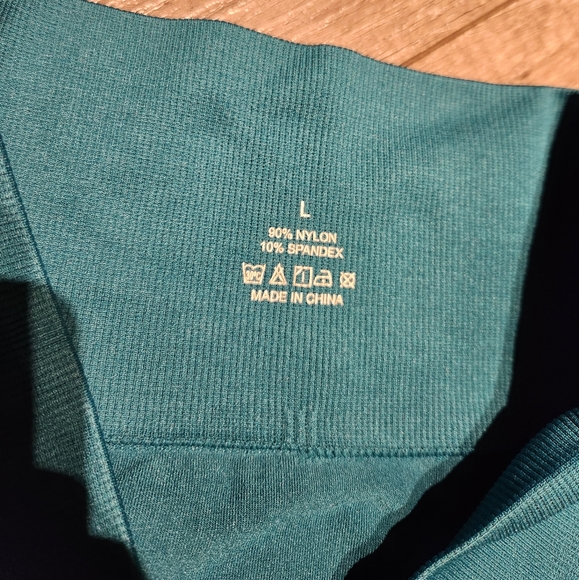 Seamless teal shorts - Picture 2 of 3